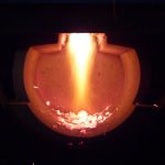hoření plamene - kotel na dřevo ve spodní spalovací komoře v kulovém prostoru